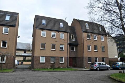 An immaculate first floor flat with parking and upgraded accommodation to the north of the city centre. Secure entry, vestibule, hall, lounge/dining room, fitted kitchen with appliances, double bedroo