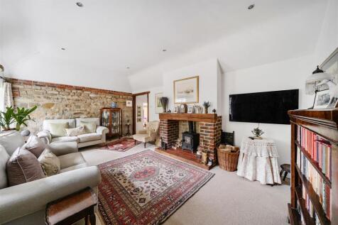 Living Room (2).jpg