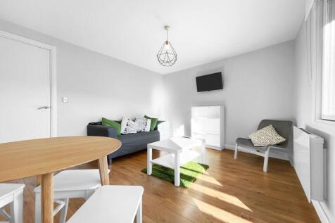 North Crescent offers city centre living near top employers, universities, hospitals, shopping, and leisure, with excellent transport links. Council Tax Band C.