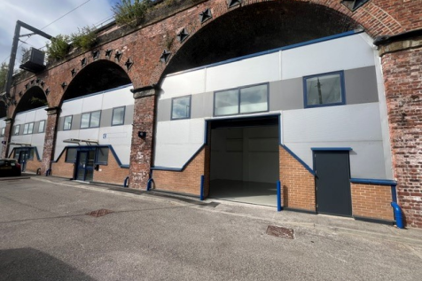 Distribution Warehouse to rent in wakefield