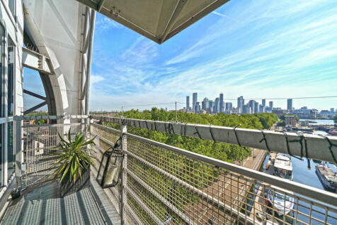 A bright two double bedroom split level apartment found on the 5th and 6th floors of this 24 hour portered block. The property benefits from having large living space with views over Canary Wharf, mod