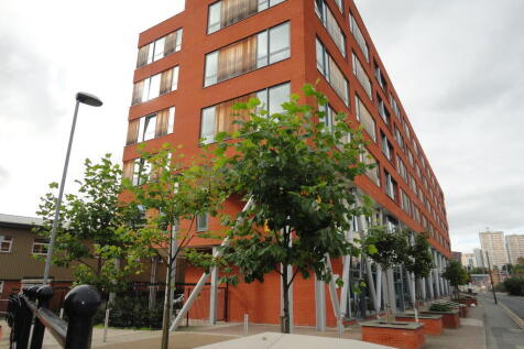 Modern studio flat in the sought-after 20-20 development, just off Regent Street and moments from the City Centre. Enjoy the convenience with Aldi supermarket and Pure Gym right across the road. The d
