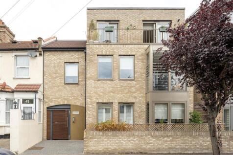 Croft Mews, E10