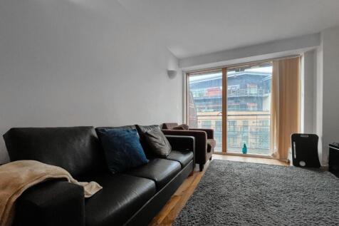 Whitehall Waterfront is one of the finest developments in Leeds and is located just minutes from the train station and all of the amenities Leeds City Centre has to offer. This modern 7th floor waters