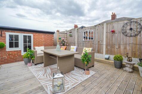 17 Lyndale Grove deck.