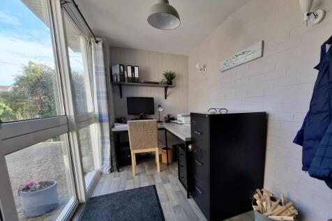 15 - entrance porch-home office.jpg