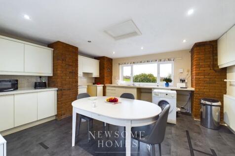 Kitchen/ Dining Room