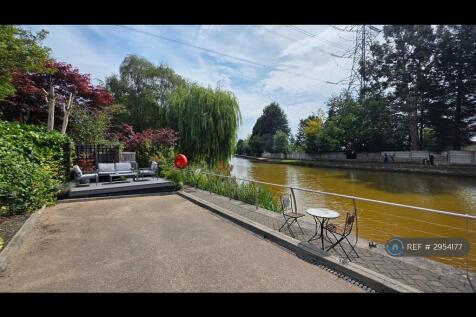 *FULLY FURNISHED* *PRIME LOCATION IN THE HEART OF WORSLEY VILLAGE* Overlooking the Bridgewater Canal and perfectly positioned to reach both villages of Worsley & Monton - locations don't muc... ** Pro