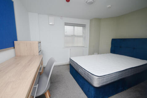 Spacious 5-bedroom flat in the centre of Fallowfield, just off Wilmslow Road and close to bus routes to UoM and MMU. The property includes 5 double bedrooms, 2 bathrooms, a large open-plan kitchen/lou