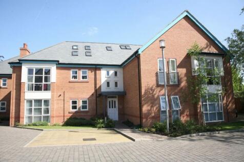 Liverpool Residential are delightde to offer to let this 4 bed, un-furnished duplex apartment at Ivyhurst Court. Located off Holmefield Road, Aigburth, L19. The property situated on the 1st floor comp
