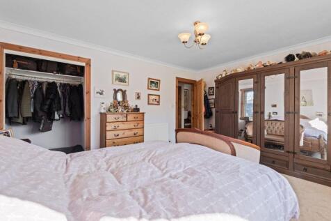 3 bed, 2 bath Detached Bungalow in Leeds - Photo 10