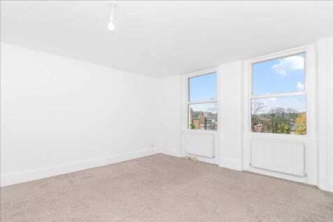 Available Now I 1 Double Bedroom I Separate Kitchen / Lounge I Excellent Location Conveniently located on Streatham High Road is this very well proportioned 1 double bedroom property which is offered