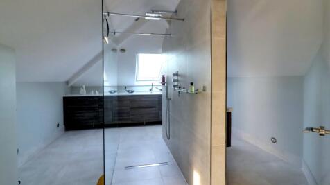 22. Ensuite to bed 1