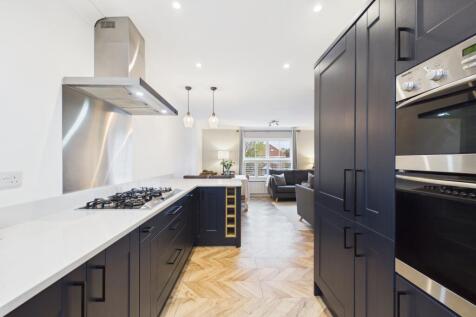 CAM02279G0-PR0082-STILL026