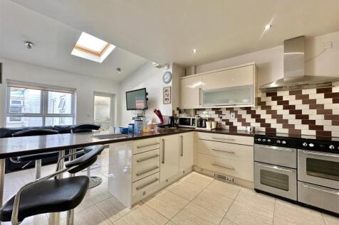 L SHAPED KITCHEN/DINER