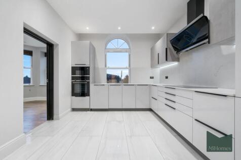 Introducing a luxurious two-bedroom apartment in a gated community, designed with a contemporary touch, in the heart of Enfield. This stunning apartment harmoniously blends cozy and modern elements, o
