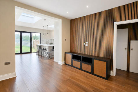 This outstanding three-bedroom home has been thoughtfully renovated to a high standard, combining contemporary design with practical family living. The impressive open-plan layout, luxury fitted kitch