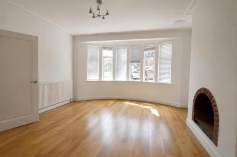 A newly refurnished family home in the location within easy reach to local primary schools, The benefits include through lounge and separate kitchen, spacious bedrooms and modern bathroom.