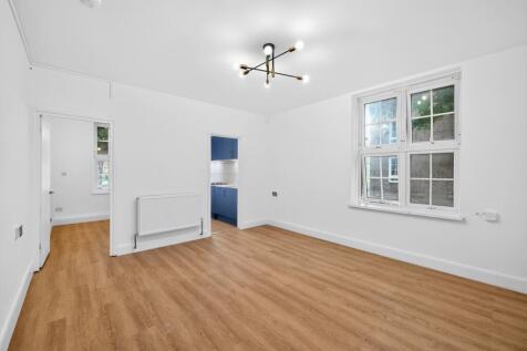 Centrally located within a leafy pocket of SE1, delightfully overlooking the green spaces of Tabard Gardens, is this extremely rare to the market 1st floor, two-bedroom, period apartment. Energy Effic
