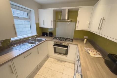 £120.00pppw - DOUBLE BEDROOM AVAILABLE IN A 6 BEDROOM HOUSE SHARE - KENSINGTON FIELDS LOCATION - ALL BILLS AND COUNCIL TAX INCLUDED