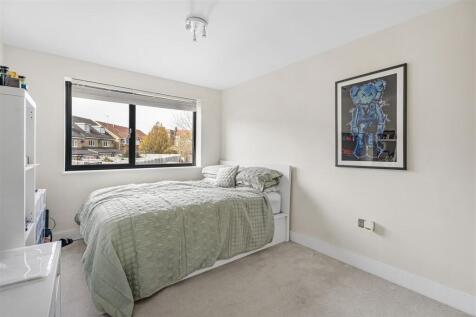 2 bed, 1 bath Flat in london - Photo 9
