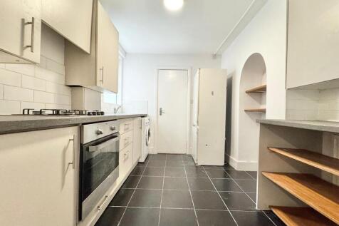 One-Bedroom Split-Level Flat with Private Outdoor Space | Station Road, SE25 | Available Now
A well-proportioned split-level one-bedroom flat, ideally situated on Station Road, SE25, offering comforta
