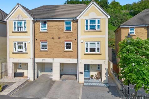 4 Bed Semi Detached Family Home