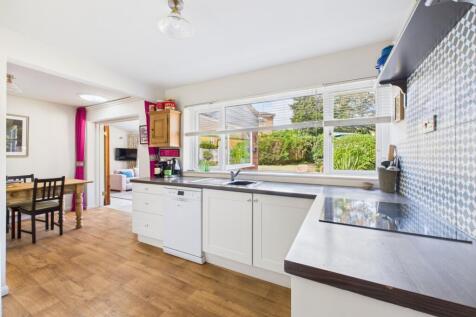 6. . CAM04922G0-PR0058-STILL019