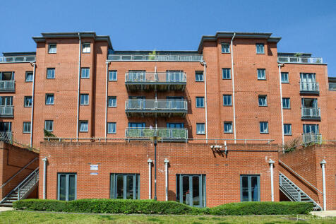 A fabulous one bedroom, ground floor apartment in this attractive development set back from the road. Close to amenities and transport links, this conveniently located apartment is not to be missed. O