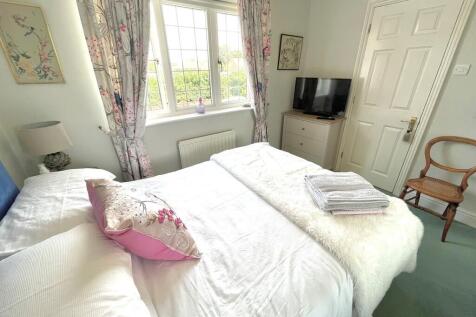 5 Cleeves Way Bed...