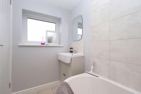 En-Suite Bathroom (Bedroom 1)