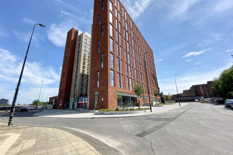 A well-presented two-bedroom, two-bathroom flat in Manchester - Greater Manchester featuring a private garden. Available from 16 September 2026. Deposit required: £1,500. Contact for further informati