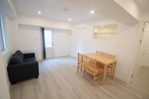 Double bedroom
living room
seprate kitchen
Fully tiled bathrooms
10min walk to Gipsy Hill station
No bills included
Working and landlord references may be required