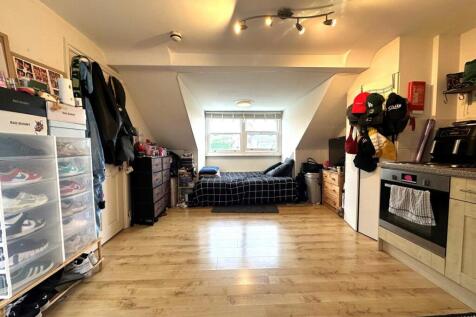 This lovely self-contained studio apartment offers easy access to Crouch End, Stroud Green & Finsbury Park. The studio has a fitted kitchen, private shower room and wooden floors throughout. There is