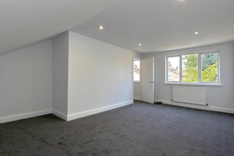 A well presented and newly refurbished two bedroom first floor flat maisonette available now.