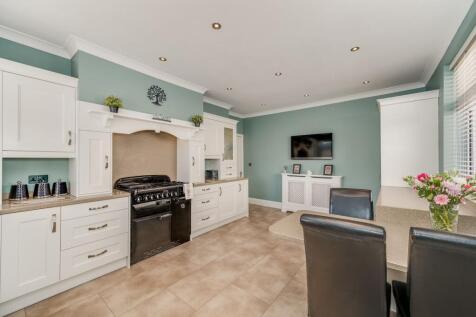 KITCHEN, DINING ROOM AND LOUNGE
