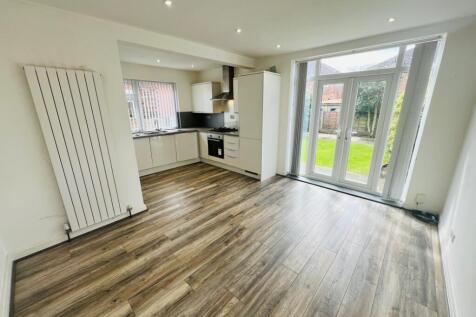 3 bed unfurnished semi-detached home close to Old Trafford and Stretford tram stop with easy access to Manchester City Centre and M60 links. Includes fitted kitchen with appliances, gas central heatin