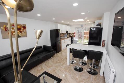 *** 3D TOURS AVAILABLE ON ALL OF OUR PROPERTIES – FANTASTIC STUDENT PROPERTY – OPEN PLAN KITCHEN LIVING AREA and AMAZING LOCATION – FIVE BEDROOMS – FIVE BATHROOMS – 2026/2027 ACADEMIC YEAR – £135PPPW