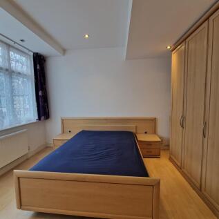** Zero Deposit Guarantee Available **
Large double room in a tidy house within walking distance to Meridian Water and Silver Street stations. Available now on a furnished basis. ALL BILLS INCLUDED.