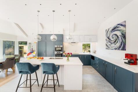 6 bed, 5 bath Detached in Bristol - Photo 9