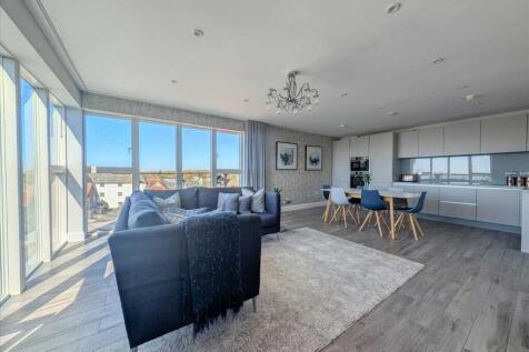 Living / Kitchen /