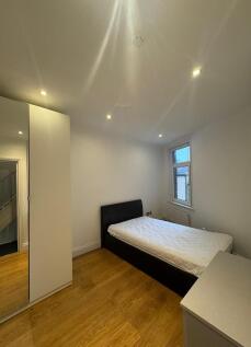 A newly refurbished, bright and comfortable room for rent in a friendly house share. The property offers beautiful communal living areas, modern bathrooms, and a well-maintained shared kitchen. All bi