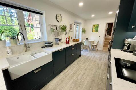 2. kitchen2.jpg