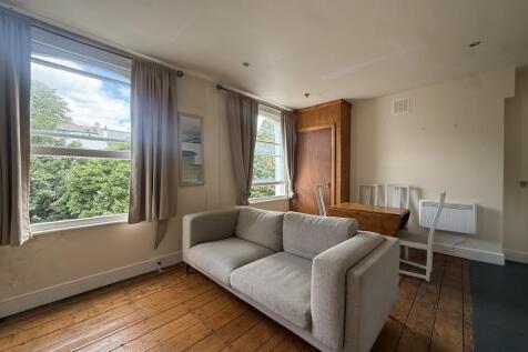 Furnished 2nd floor one bedroom flat in a period building situated close to Canonbury Railway Station and close to Highbury & Islington.