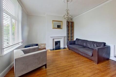 Stylish and newly decorated Redbrick back-to-back terrace property set over four floors and tucked away in a quiet cul-de-sac location. Offering spacious and characterful accommodation throughout, thi