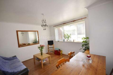 Lovely two double bedroom apartment opposite Tooting Bec Common. Part furnished, kitchen with breakfast area, and door leading to private garden. A lovely walk to Balham tube/station.