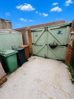 DOUBLE GATES TO THE REAR