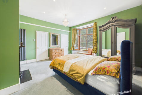 CAM03852G0-PR0425-STILL011