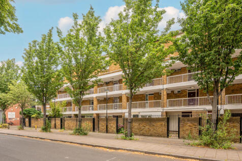 A well-presented two-bedroom ground floor flat with a private garden, ideally located in the sought-after SE5 area. Offering bright and spacious accommodation, excellent transport links and easy acces