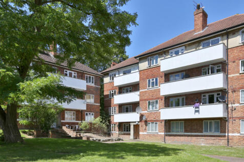 Bright and well-presented second floor flat situated on Wilton Road, N10. Offered in fantastic condition throughout, the property benefits from excellent natural light which creates a bright and welco